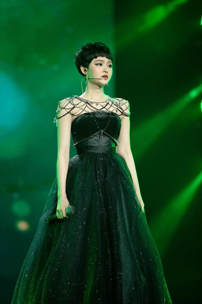 Clip Hiền Hồ kí tặng cho fan với thái độ lạnh nhạt, giao lưu vô cảm gây xôn xao.