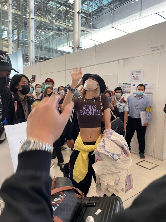 Đây là cách mà fan Thái Lan chào đón Lisa (BlackPink) quay trở về quê nhà Ảnh 8