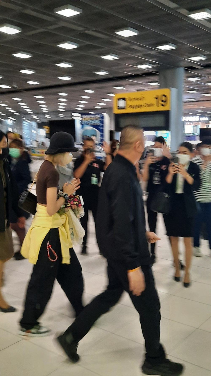 Đây là cách mà fan Thái Lan chào đón Lisa (BlackPink) quay trở về quê nhà Ảnh 6