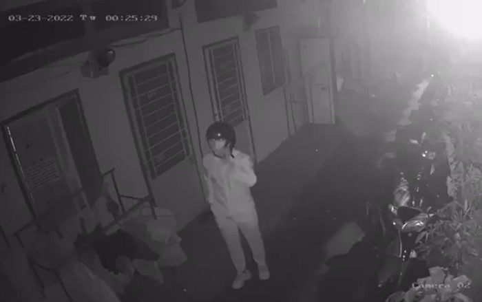 Clip: 'Soái ca sơ mi trắng' đứng trước xóm trọ lúc nửa đêm, hành động kì lạ sau đó khiến tất cả ngỡ ngàng Ảnh 2