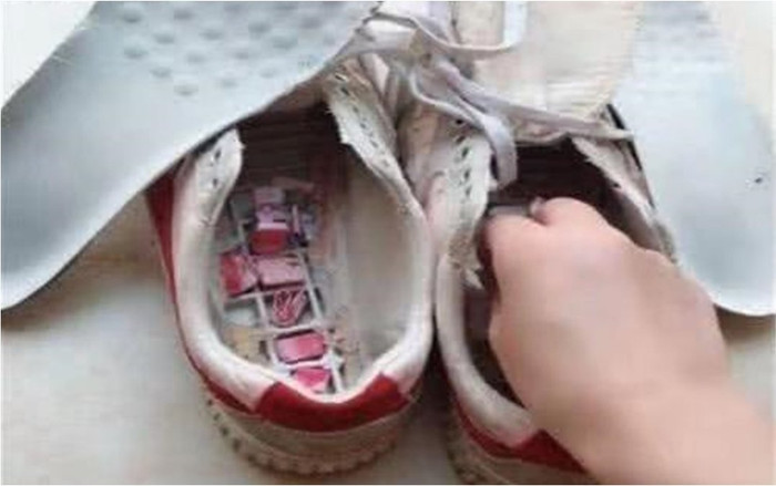 Mỗi lần nói vứt đôi giày cũ, chồng đều 'giãy nảy', vợ vô tình phát hiện bí mật 'động trời' khi đem giặt Ảnh 2