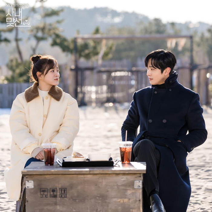 Ngay cả khi Ha Ri được ngồi cùng tổng tài ngoài biển, cũng là do 'đi công tác'.