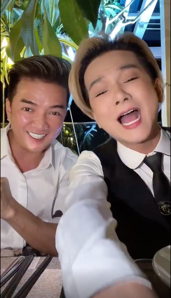 Bộ đôi nghệ sĩ không giấu được niềm vui mừng