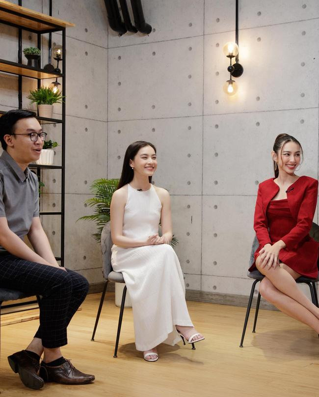 So sánh với dáng ngồi chuẩn của các hoa hậu thì Thùy Tiên có phần để hai chân quá sát vào nhau