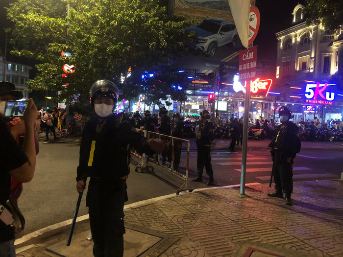 Lực lượng chức năng có mặt tai trước khu vực nhà riêng của bà Phương Hằng ở quận 3