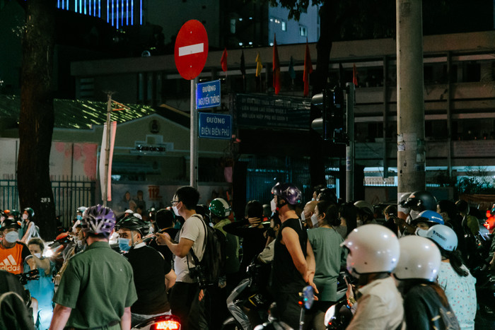 Nhiều người dân hiếu kỳ, tập trung theo dõi vụ việc