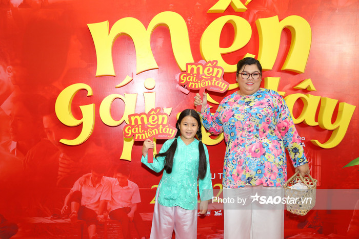 Diễn viên Tuyền Mập và bé Ngân Chi.