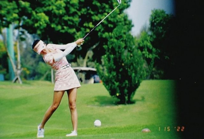Giữa ồn ào Hiền Hồ 'nương tựa' CEO Hồ Nhân, Văn Mai Hương đăng clip đi đánh golf Ảnh 9