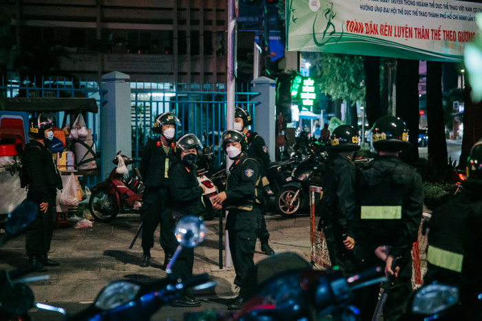 Cảnh sát cơ động được điều tới bảo vệ trước nhà bà Nguyễn Phương Hằng