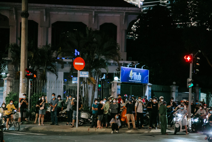 Đông người dân hiếu kỳ theo dõi vụ việc.