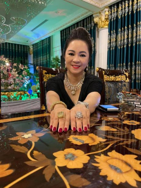 Trước khi bị bắt, bà Nguyễn Phương Hằng từng gây choáng với 'mâm' kim cương, sổ đỏ tính bằng cân Ảnh 1