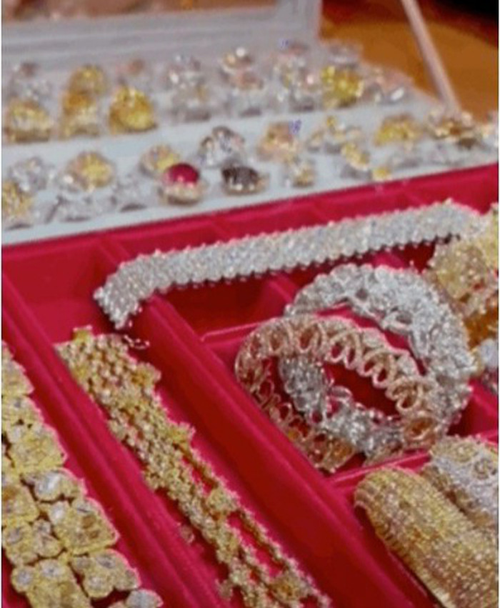Nữ đại gia tuyên bố mình chơi kim cương... theo ký, tính bằng mâm.