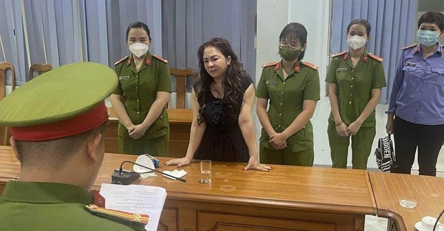 Công an TP.HCM đọc lệnh khởi tố bị can, lệnh bắt tạm giam đối với bà Nguyễn Phương Hằng. (Ảnh: Tiền Phong)