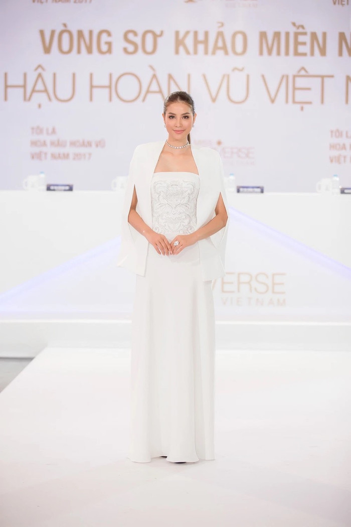 Nhan sắc xinh đẹp, kiều diễm chuẩn quý cô của Phạm Hương trở thành cây 'hút like' trên diễn đàn sắc đẹp.