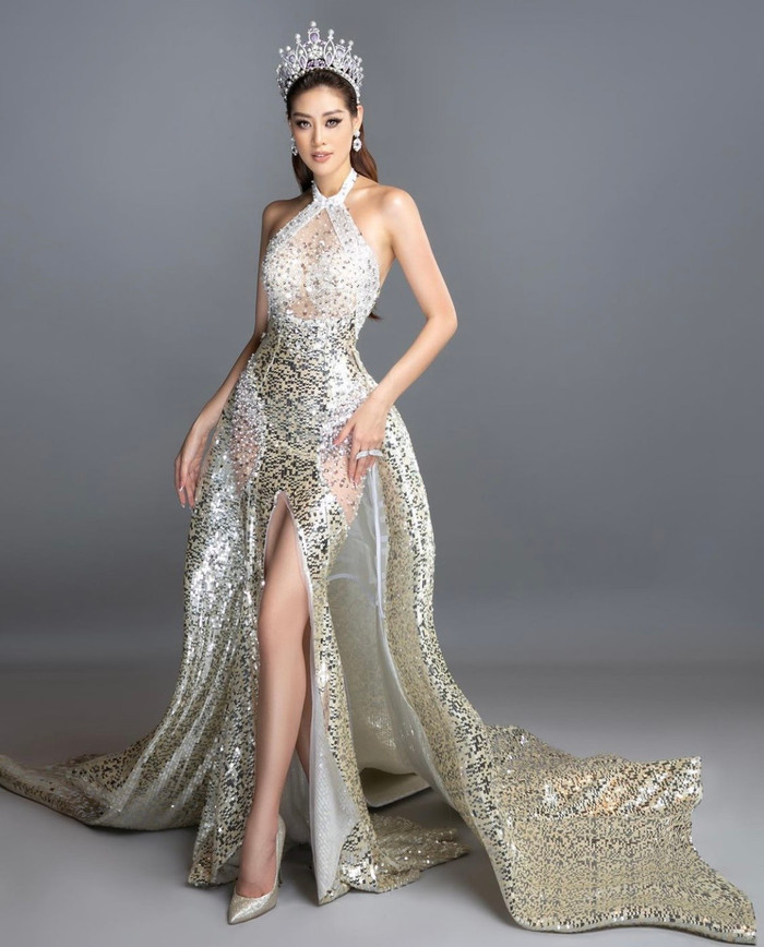 Nàng hậu khoe đôi chân siêu nuột nà cùng bờ vai thon nõn nà trong thiết kế váy cổ yếm và đường xẻ tà cao ngút tận chân trời trong buổi Sơ khảo tại khu vực miền Nam.