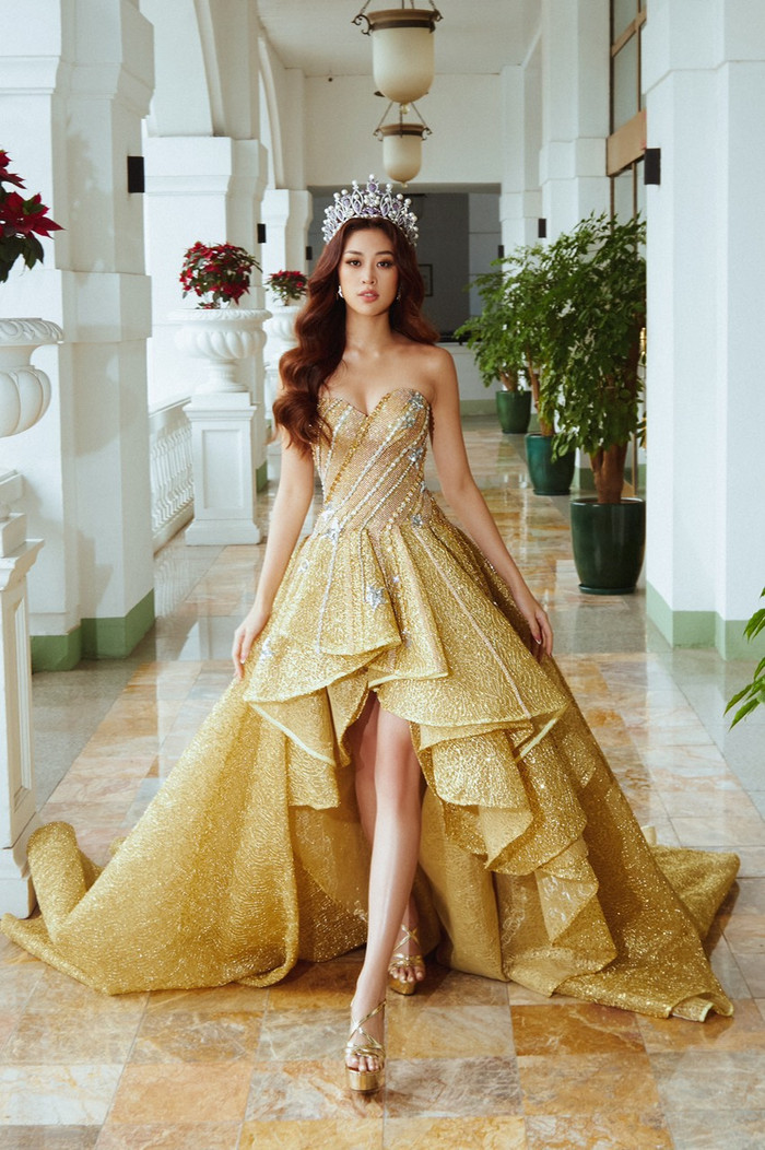 Chiếc đầm đuôi cá có form dáng bồng bềnh phía sau, Khánh Vân trông vô cùng nổi bật.