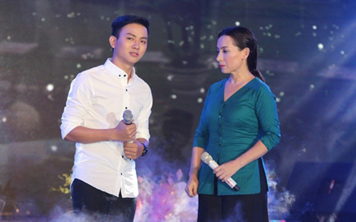 Đang livestream, Hoài Lâm có hành động khiến khán giả nghẹn ngào nhớ về cố ca sĩ Phi Nhung Ảnh 2