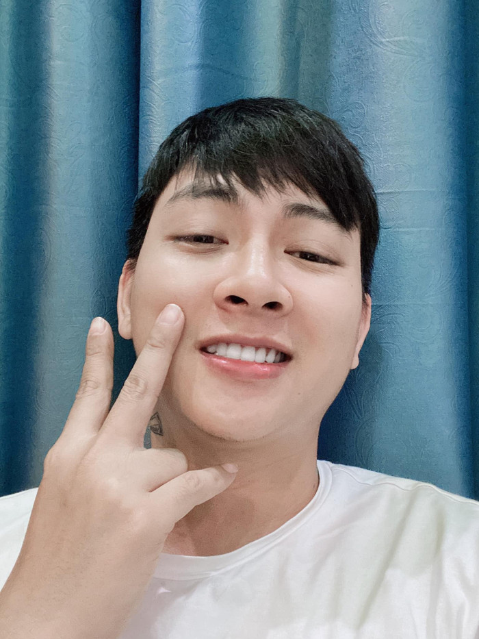 Đang livestream, Hoài Lâm có hành động khiến khán giả nghẹn ngào nhớ về cố ca sĩ Phi Nhung Ảnh 4