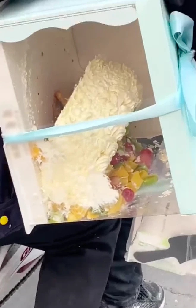 Chiếc bánh kem và mọi thứ bên trong đã bị đảo lộn từ bao giờ.