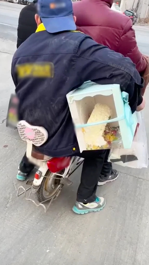 Tất cả đều biết chỉ người trong cuộc không biết.