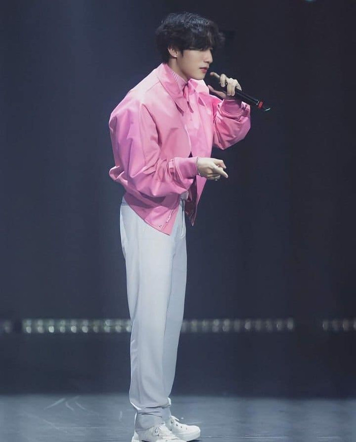 Sơn Tùng diện áo khoe khéo body trên sân khấu mới: Cơ bắp thế này đừng có mà xô đẩy Hải Tú nữa đấy! Ảnh 3