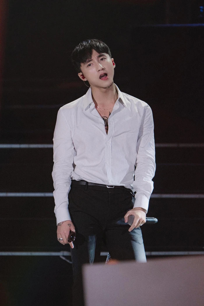 Sơn Tùng diện áo khoe khéo body trên sân khấu mới: Cơ bắp thế này đừng có mà xô đẩy Hải Tú nữa đấy! Ảnh 6