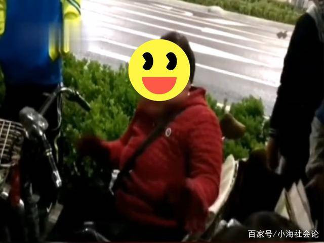 Người phụ nữ lạ mặt định bắt bé trai. (Ảnh: Sohu)