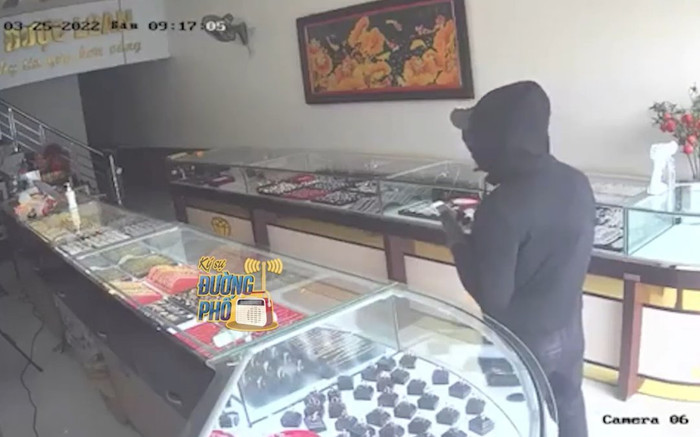 Clip: Mang súng nhựa đi cướp tiệm vàng, nam thanh niên bị vợ chồng chủ tiệm quật ngã Ảnh 2