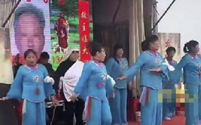 Con gái nhảy múa vui vẻ trong đám tang của bố ruột gây tranh cãi, biết sự thực ai nấy đều ngỡ ngàng Ảnh 2