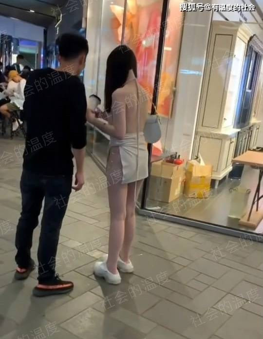 Mặc đồ hở hang 'như đóng khố' đi dạo phố, cô gái khiến người xung quanh chỉ dám cúi mặt Ảnh 6