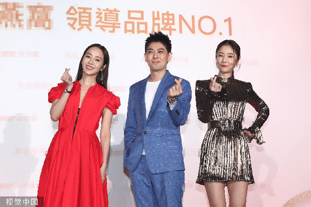 Cả hai không ngần ngại đứng cạnh nhau trong khung hình