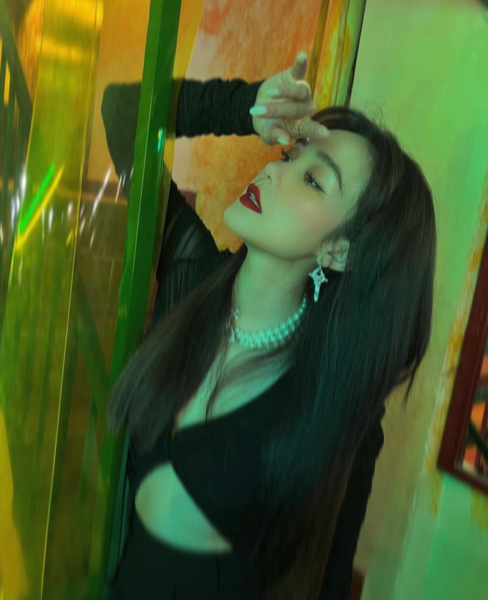 Minh Hằng đang tất bật chuẩn bị cho siêu đám cưới của mình. Một số nghệ sĩ thân thiết còn đùa vui rằng: 'Đám cưới Minh Hằng đang được chuẩn bị quy mô cực lớn như một cái liveshow vậy'