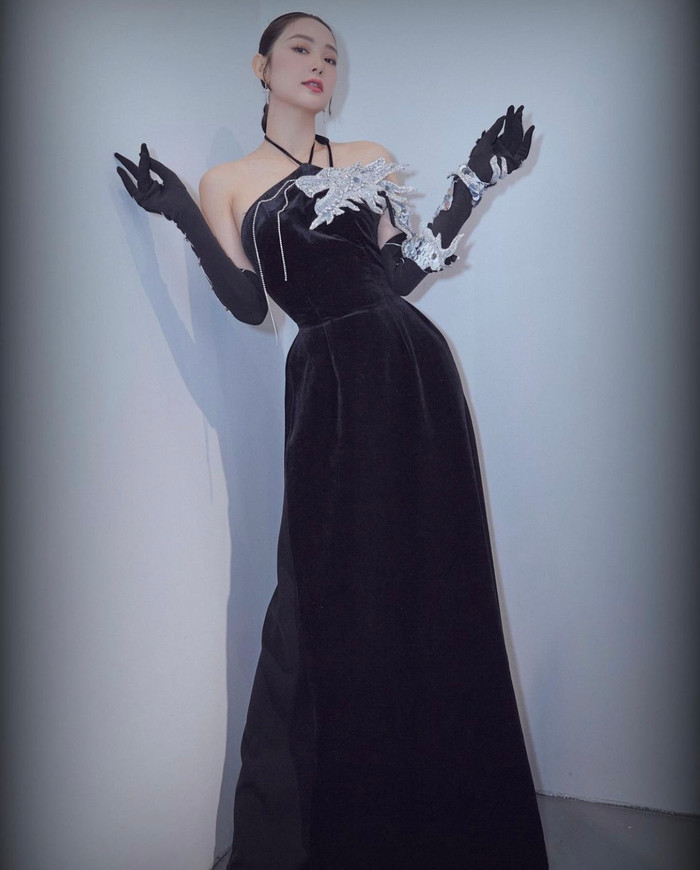 Chọn cách make up tone hồng nhẹ nhàng, nhan sắc trong trẻo của Minh Hằng khiến fan 'mất ngủ'.