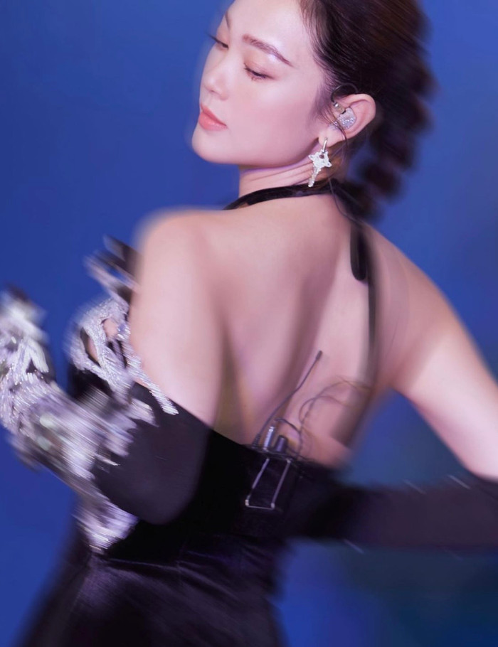 Hình ảnh mới nhất cô nàng đăng tải gây ấn tượng mạnh bởi góc nghiêng sắc như dao.
