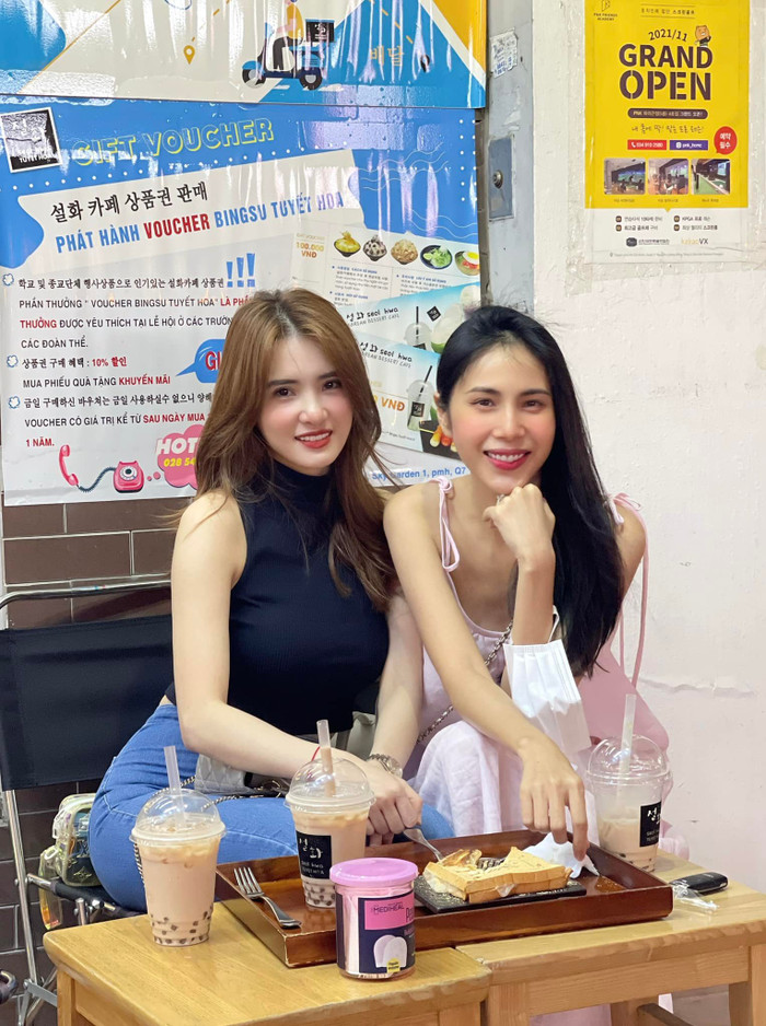 Cả hai chị em thường đi chơi, mua sắm cùng nhau mỗi khi rảnh rỗi.