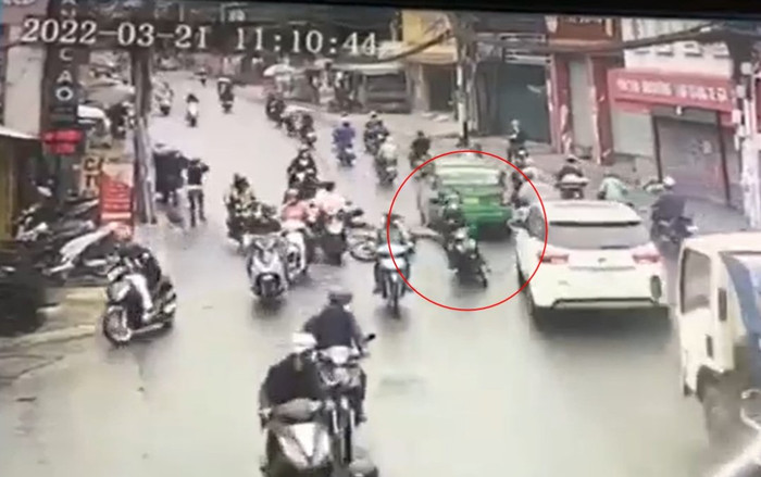 Clip: Đuổi theo tên cướp giật điện thoại, đôi nam nữ bị xịt hơi cay ngã xuống đường bất tỉnh Ảnh 2