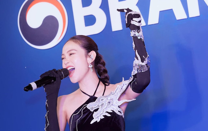 Hôm qua được ngưỡng mộ, hôm nay Minh Hằng lại khiến fan tranh cãi vì 'áo yếm có tà' Ảnh 2