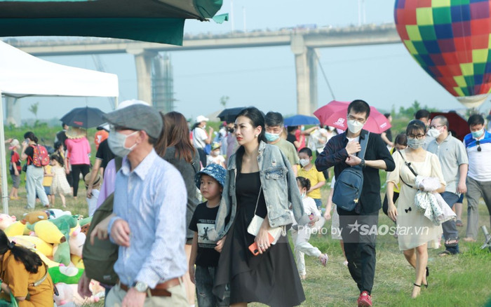 Ngay lúc này, 'biển người' chen chân đến lễ hội khinh khí cầu chờ đón 'đêm hoa đăng' soi bóng sông Hồng Ảnh 2