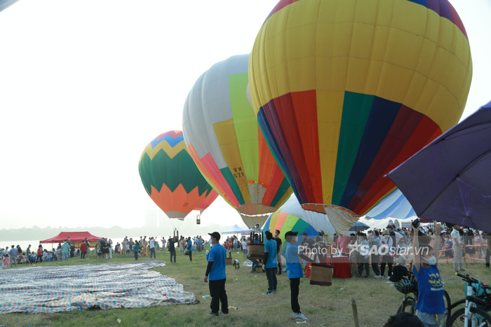 Ngay lúc này, 'biển người' chen chân đến lễ hội khinh khí cầu chờ đón 'đêm hoa đăng' soi bóng sông Hồng Ảnh 13