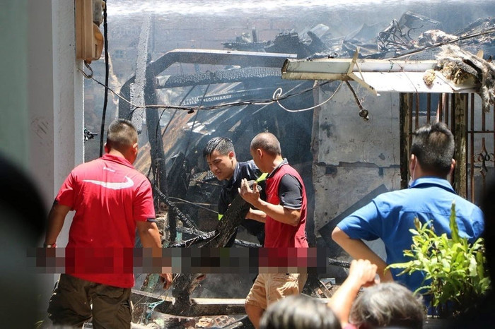 Lực lượng chức năng tiếp cận hiện trường vụ cháy