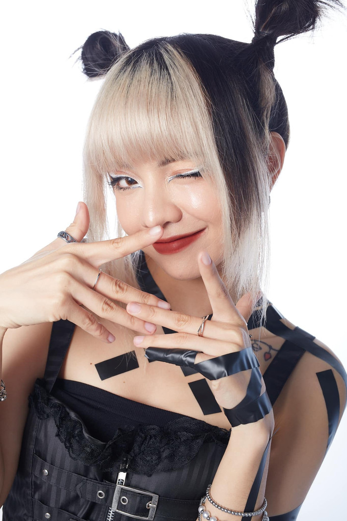 Ciin gặp không ít rắc rối vì bị gắn với tên gọi Lisa Việt Nam.