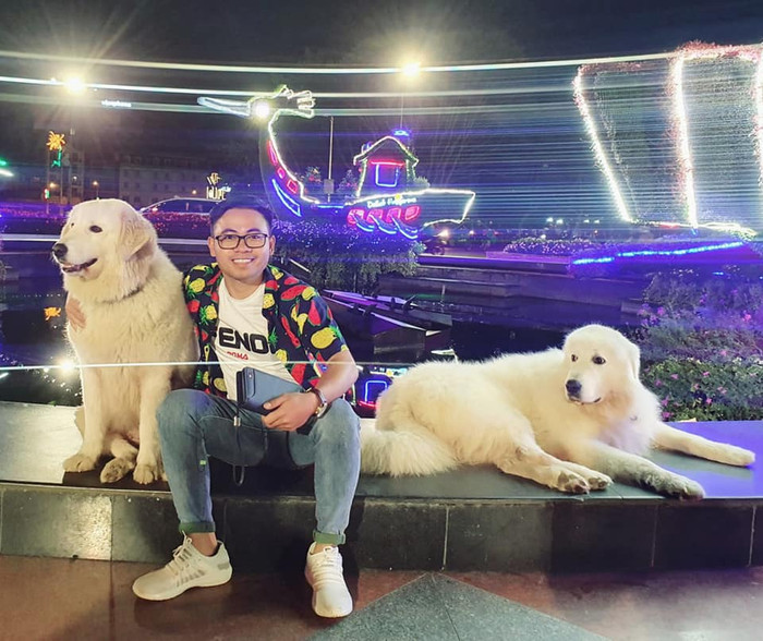 Dân mạng rần rần khoe ảnh chụp chung với 2 chú chó.
