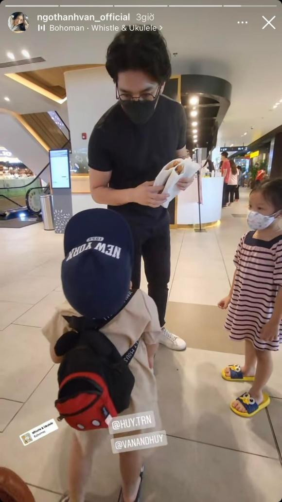 Huy Trần thể hiện sự quan tâm chu đáo với các cháu gia đình nhà vợ