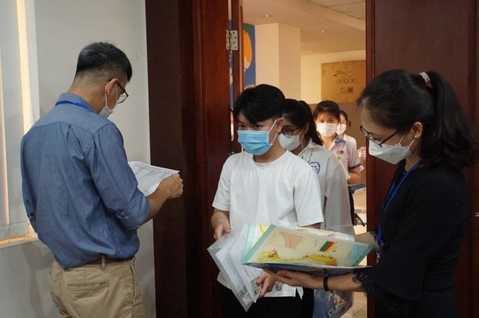 Thí sinh thi ĐGNL đợt 1 tại TP.HCM đang được gọi vào phòng thi. 