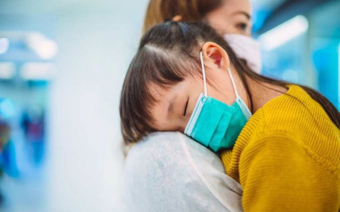 Trẻ mắc Covid-19 có triệu chứng sốt, đau đầu và nôn, liệu não có bị ảnh hưởng? Ảnh 2