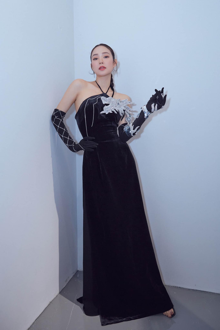 Cận cảnh bộ đồ đang gây tranh cãi của Minh Hằng