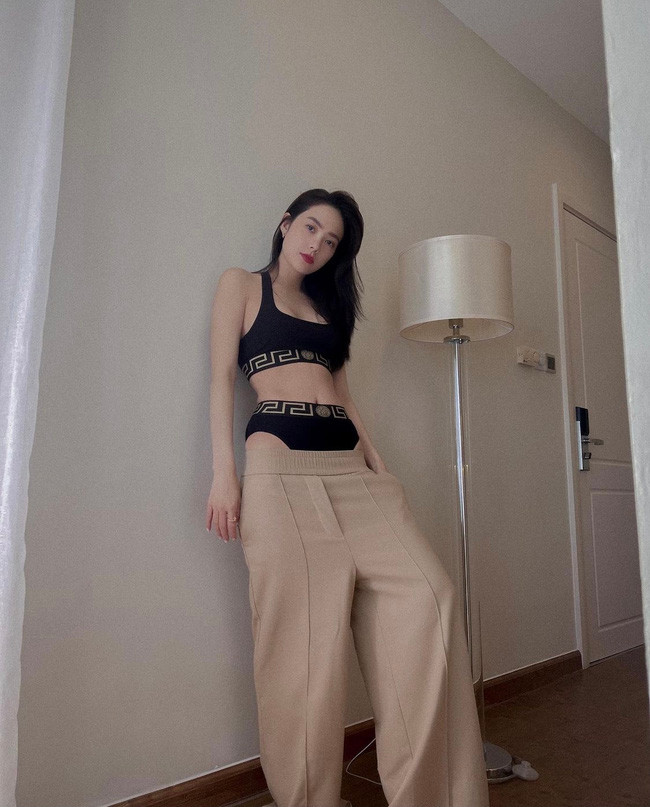 Tuy nhiên phần thân dưới lại mặc một chiếc quần khó hiểu, nhưng đã vô tình khoe trọn vóc dáng nóng bỏng của người đẹp