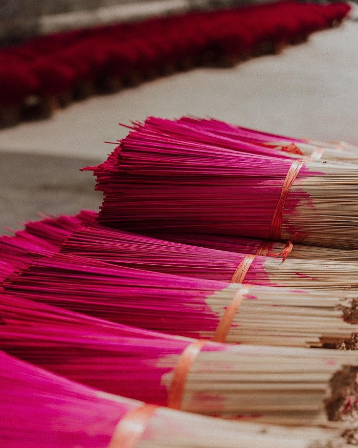 Bó hương được sản xuất công phu. Ảnh: @meilouphotography