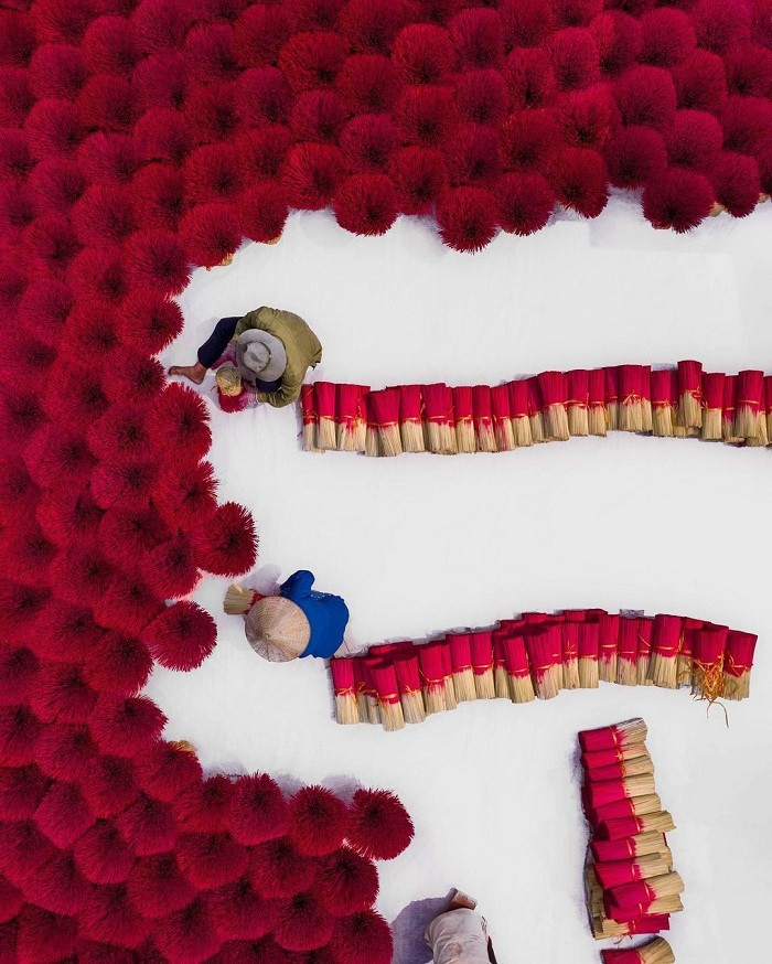 Mê mẩn những 'đóa hoa hương đỏ rực' trong làng hương Quảng Phú Cầu giữa lòng Hà Nội Ảnh 9