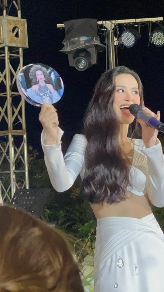 Buồn của Đông Nhi: Winnie cầm lightstick 'quẫy' cực sung, đến khi hỏi mẹ hát hay không thì liền 'làm lơ' Ảnh 9